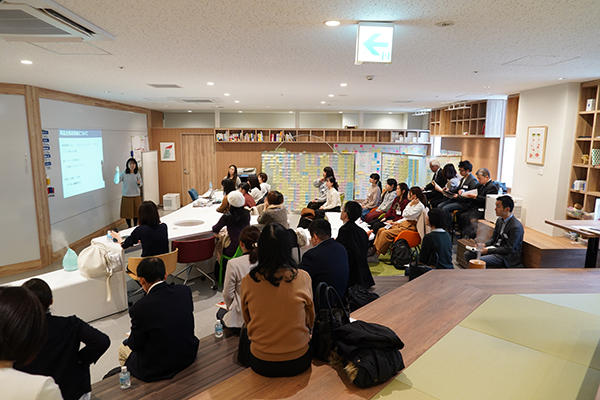 発表会場はBIG FRONTひろしま7階。同じCFL研究生として活動している県立広島大学の女子学生と合同で行われました。