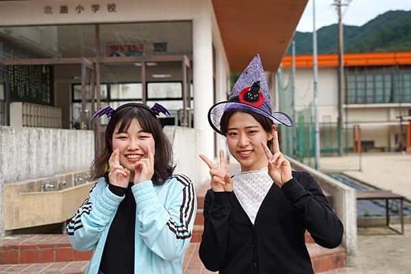 写真右が幹事長の村田さん。ハロウィンが近かったこともあり、女子学生たちは仮装をして、地域を盛り上げました。