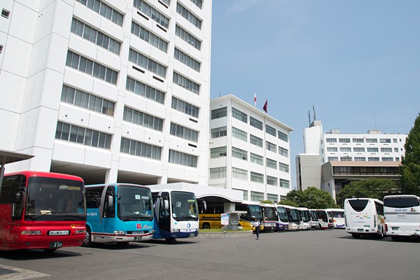 10時を過ぎた頃には、広島市外・県外から、来場者を大勢乗せてやって来た貸切バスも続々到着。キャンパス内がさらに賑やかに。