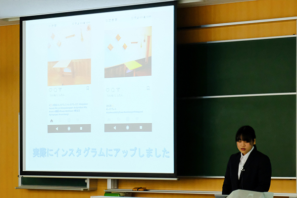 リフォーム物件を撮影しインスタグラムに投稿した画像を紹介する松川智美さん（建築工学科1年）
