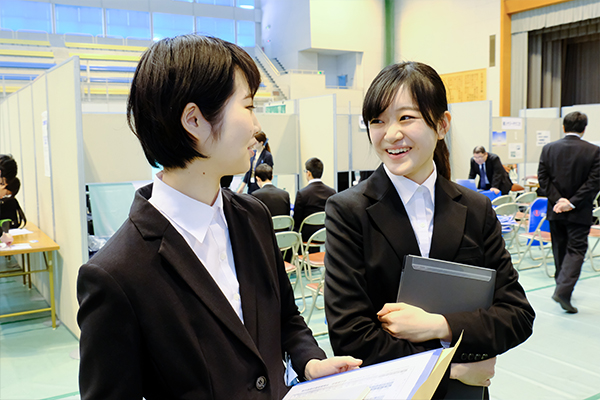 「学内で開催されているというメリットを十分に生かしたい」と古月さん（左）、横山さん（右）
