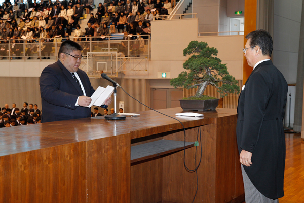 大学院入学生を代表して長谷智紘さん（工学系研究科 博士前期課程 電気電子工学専攻）が宣誓を行いました。