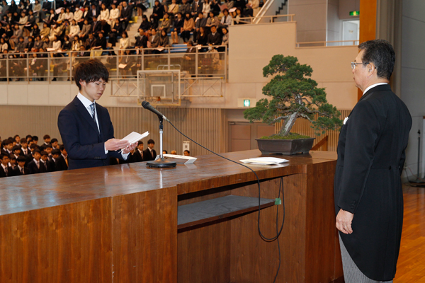 学部入学生を代表して高浜　秀弥さん（機械システム工学科）が宣誓を行いました。