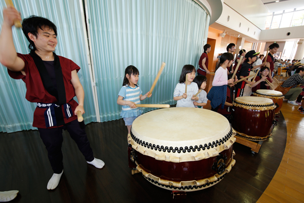 和太鼓サークル「鼓遊会」が、迫力たっぷりの太鼓の音色でお出迎え。演奏後の和太鼓体験コーナーでは、子どもたちと一緒に演奏しました。