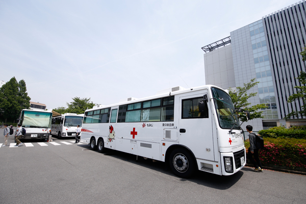 学生自治会献血会の積極的なPRにより献血者が増加。例年、献血バスの数は2台でしたが、昨年から3台に増加しました。