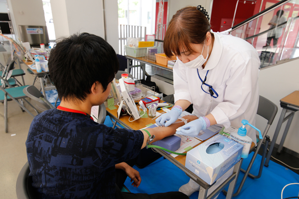 血圧や脈拍の測定、血液型判定や濃度測定を行います。いつも授業で利用している学び舎が、今日は病院のようです。