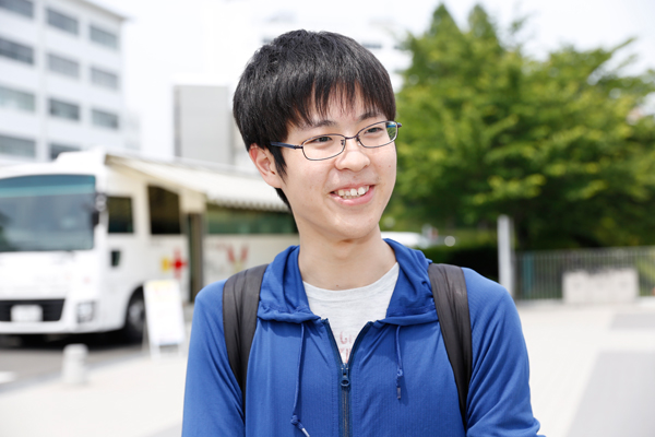 濱本拓未さん（知的情報システム学科 2年）「献血は2回目です。授業の合間に参加しました。困っている人の助けになればうれしいです」