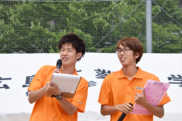 今回MCを務めたのは杉田呼人さん（右：電気システム工学科3年）と有岡亮さん（左：建築工学科2年）。「皆さん盛り上がっていきましょう！」
