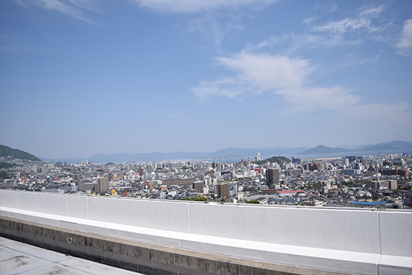 新1号館の屋上を特別に開放。地上60mから望む瀬戸内海の景色は圧巻。