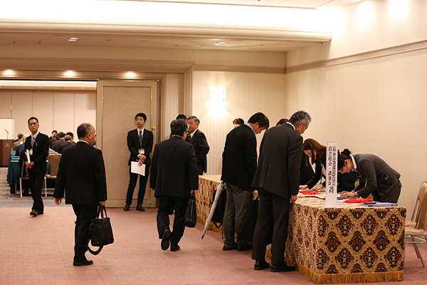 会場はリーガロイヤルホテル広島3F「宮島の間」。受付には続々と会員様が集まってきます。
