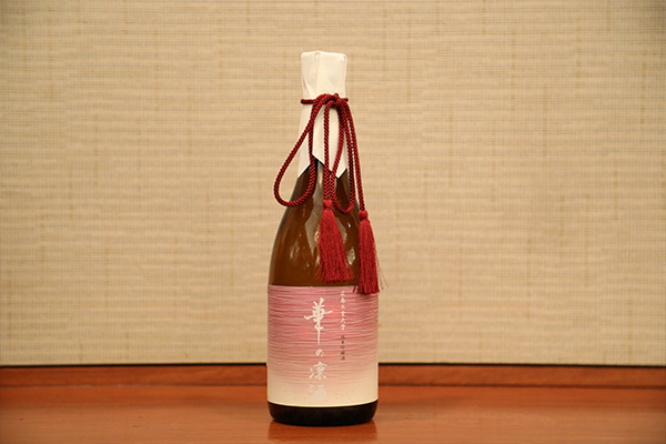 本学の「発酵ものづくり研究センター」が、中国醸造株式会社に協力いただいて完成させた純米吟醸酒「華の凛酒」が振る舞われました。