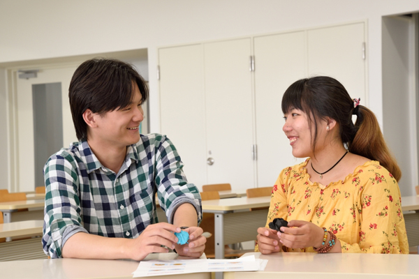 「広島工大専用の留学生会館で生活できて快適！」と楊さん（左）、房さん。