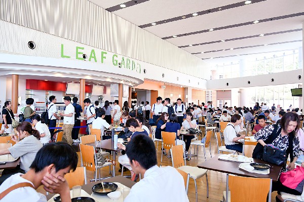 学内レストラン「LEAF GARDEN」は、この日に限り、オープンキャンパス特製メニューを無料で楽しめます。カレーライスにパスタにハンバーグ、どれも美味しそう！