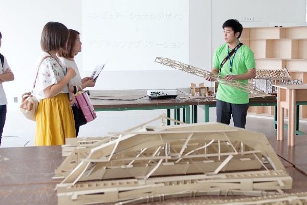 ダンボールでの橋模型を製作した学生たちは、次の段階としてNC加工機を用いたリアルなインテリア家具などの製作にチャレンジします。