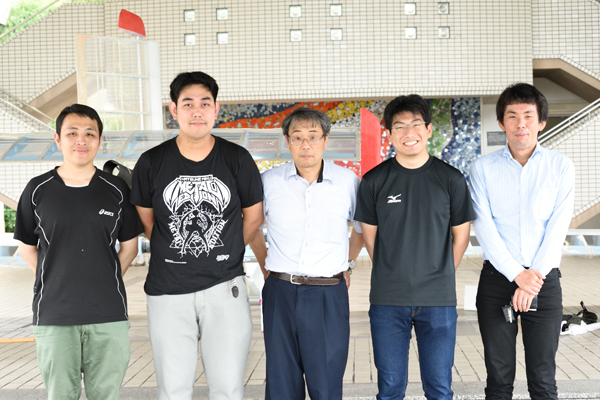 左から藤田さん、村上さん、宇都宮准教授、椿さん、相原さん