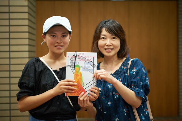 「ステージで活躍する女子学生に憧れました」来場者の河田愛南さん（左）と母の歩美さん