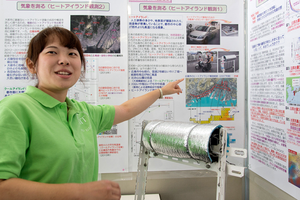写真内の銀色に光る物体が検査器具。自動車だけでなく、広島電鉄にも協力してもらい路面電車に装着するなどして、広島市の都心部の温度・湿度・気圧も測りました。