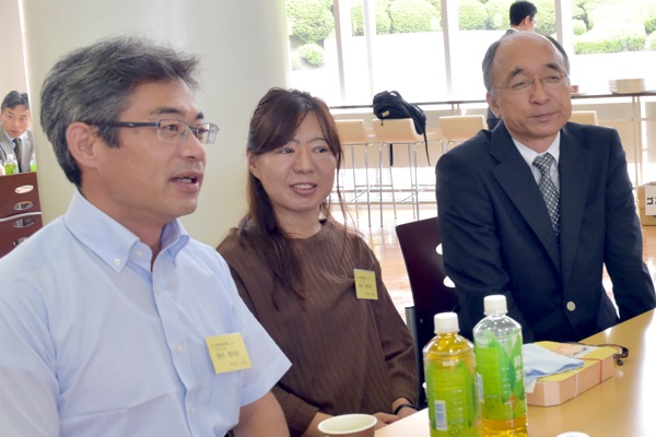 植村健太郎さん（地球環境学科2年）のご両親（写真左・中央）。「他の大学で、このような懇談会があるとはあまり聞いたことがない。大学での様子や成績のことが分かるのがありがたい」