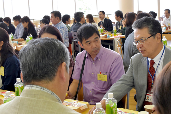 学長の話に聞き入る古田聖季さん（食品生命科学科3年）のお父様（（写真中央）。「いつもは福岡会場に出席しています。素晴らしい施設で学ばせていただいていますね」