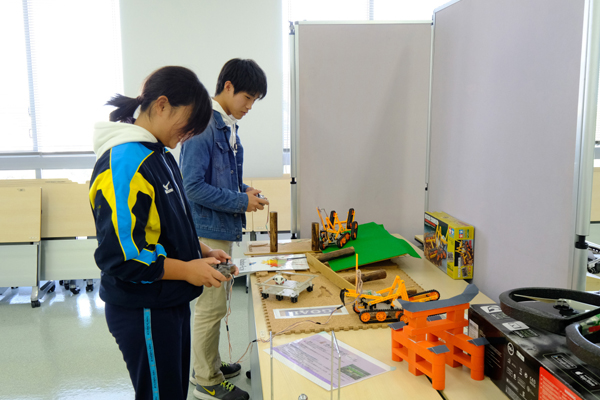 科学部のブースでは古い電子機器や玩具、タイプライターなどを展示。岡山県から来場した高校生は「広島工業大学への進学を考えています。大学の雰囲気を知りたくて来ました」