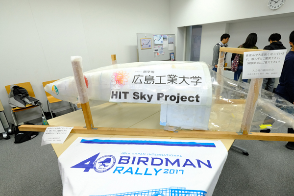 今夏、鳥人間コンテストに初出場した人力飛行機同好会は、琵琶湖の空を舞った実機を展示。シミュレータ体験も