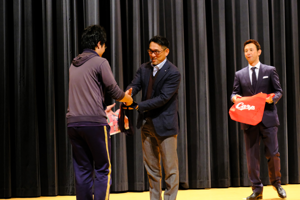 当選者には、野村さん、山内さんから直接景品が手渡されました