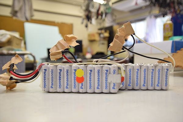 動力源となるパナソニック製の充電式単三電池40本。