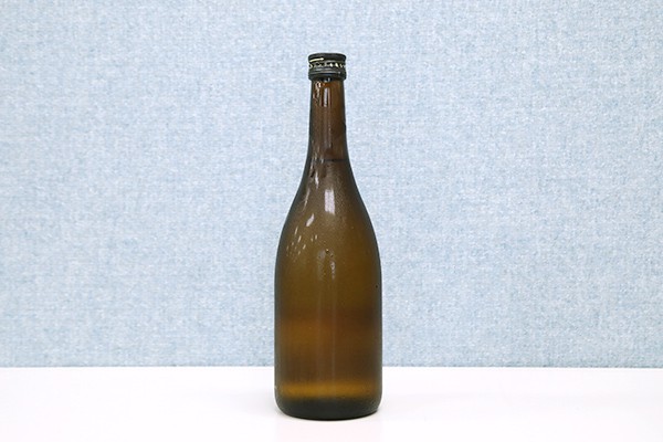 出来たばかりの「閧の鶴」。中国醸造株式会社のご協力により130本製造されました。