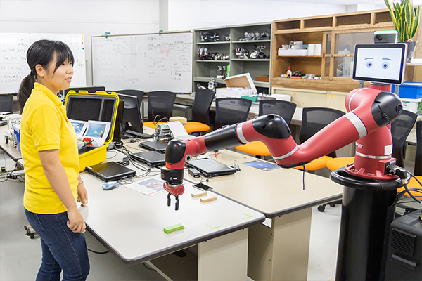 ダイレクトティーチングが可能なこのロボットの名はSawyer。お掃除ロボットで有名な「ルンバ」を世に送り出した博士によって開発されたものです。学生たちは、最新鋭の機器を活用しながら、新たな制御法の研究を進めています。