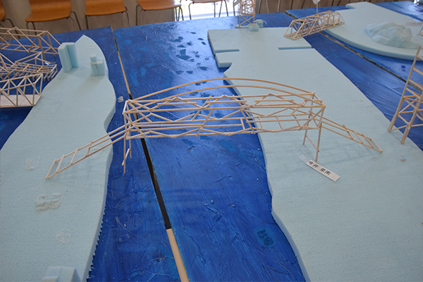 瀬戸内海をイメージしたジオラマに橋をかけたら完成。独創性あふれる橋がたくさん並んでいました。
