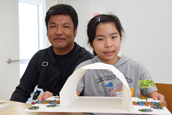 「強くて美しい紙のドームをつくろう！」に親子で参加した池田希歩ちゃん（6年生）。「折ることで強度が増すことを学びました。ドームの飾りつけが楽しかったです」