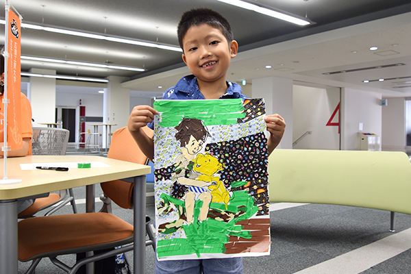 「マスキングテープアートに挑戦しよう！」に参加した西村朔太郎くん（2年生）。「いろんな種類のマスキングテープをちぎって貼り付けるのが面白かったです」