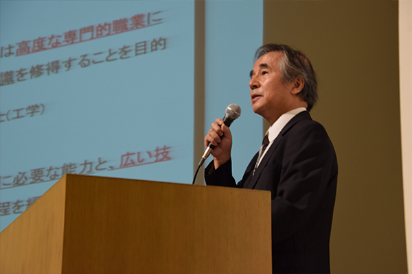 永田教授が、データをもとに大学院への進学率や卒業後の生涯賃金について説明。
