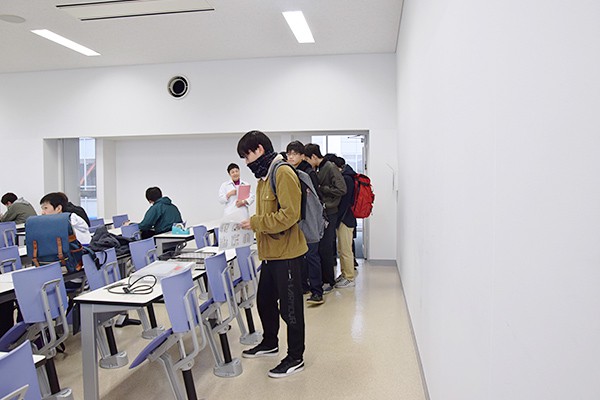 講義棟Nexus21の6階の教室に続々と集まってくる学生たち。