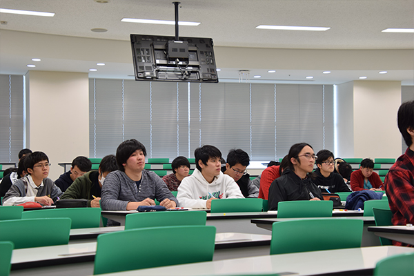 学生たちは食い入るように黒板を見つめ、森本先生の講義に集中していました。