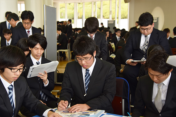 メモを取りながら真剣に聞く学生たち。東京や大阪などの都市に限らず、地域でも輝ける働き方があることを知りました。