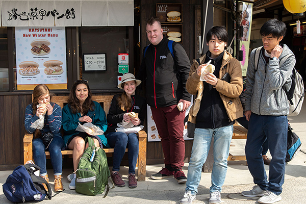 厳島神社を出た後は、町家通りや商店街、紅葉谷公園など思い思いに散策。商店街のコッペパンサンドが価格的にも昼食として大人気。中には穴子飯にチャレンジしたグループもいました。