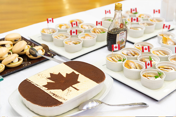 ディナーに用意されたメニューの中には、カナダ国旗を描いたティラミスや、カナダ国旗を散りばめたホットケーキも。その心づくしに、TWU生は大いに癒やされていたようです。