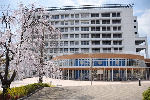暖かな春の陽気に包まれ、桜の花が咲き誇るキャンパス内。絶好の入学宣誓式日和となりました。