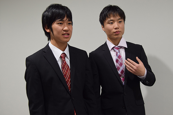 浅田さん（左）と水島さん（右）は、報告会のために念入りに準備してきました。特に3月に入ってからは、毎日2人で発表練習を繰り返したそうです。
