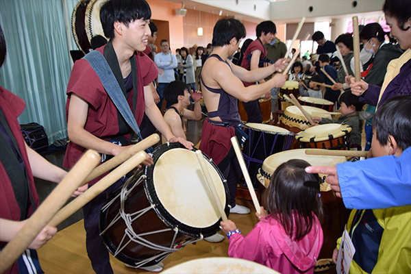 和太鼓サークル「鼓遊会」は、迫力満点のパフォーマンスを披露。演奏後は和太鼓体験も行いました。