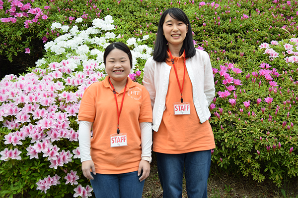 スタッフとして活躍した松谷さん（左）と村岡美咲さん（右：食品生命科学科1年）。村岡さんは初めてのJCDプロジェクト参加。「子どもによって反応は様々で、とても興味深かったです」