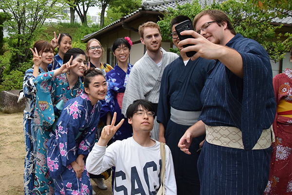 美しい日本庭園をバックに、国際交流ボランティアの学生たちも混ざって自撮りする光景がたくさん見られました。