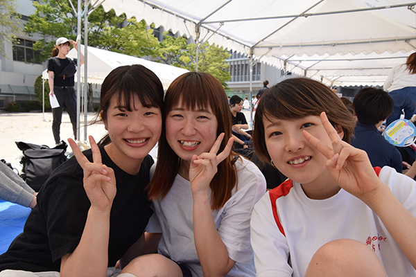 初めてあおぞら運動会に参加したという広島文化学園大学3年の竹内英梨香さん（左）、山田真帆佳さん（中）、川口夢乃さん（右）。「運動会のスケールの大きさにびっくり。広島工大だけでなく、他大学の人とも交流できて、とても楽しいです」と話してくれました。