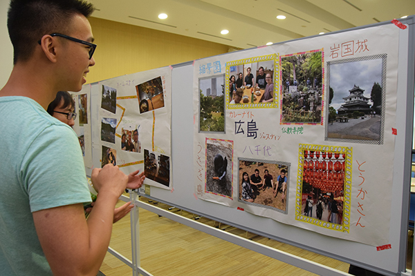 開式前、会場では留学生が滞在中に経験したことをまとめた手作りポスターを掲示。訪れた参加者に留学生が説明していました。