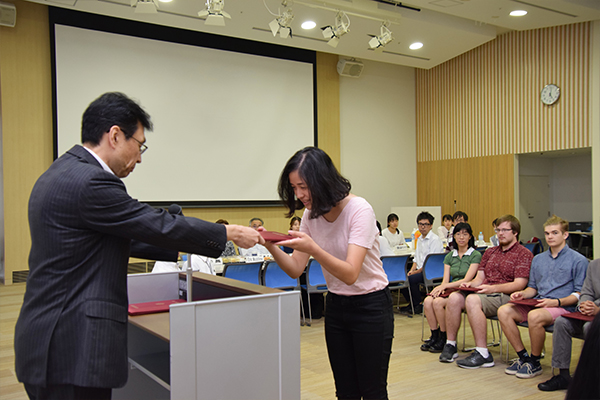 閉講式は、修了証書の授与からスタート。長坂学長から一人ひとり証書を受け取る留学生たち。