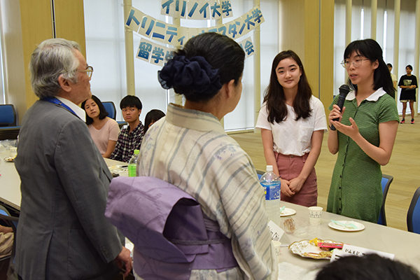 ホームステイ先のご家族にお礼を伝える留学生たち。「広島のいろんな場所に連れて行っていただいたこと、着物や浴衣の着付けを教えてもらったことは、とても素晴らしい経験でした」