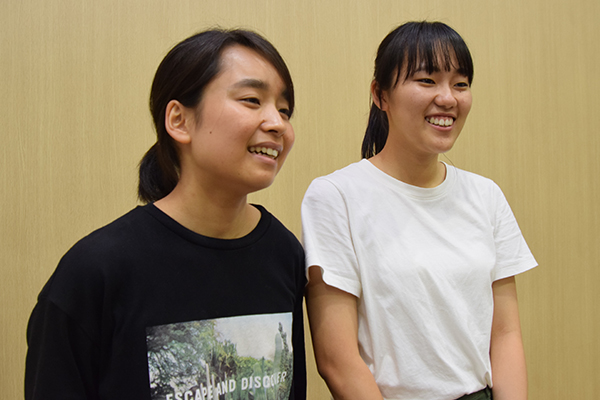 山本さん（左）と大宅さん（右）は、本学女子学生と女子留学生たちだけでケーキバイキングにも行き、女子会で大盛り上がりしたそう。女の子のスイーツ好きは世界共通！