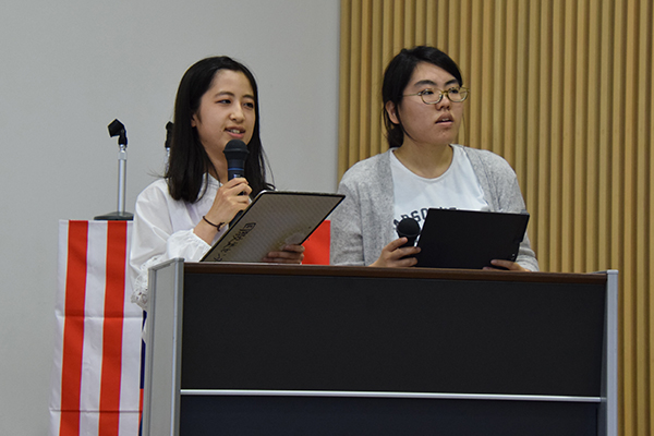 司会は国際交流ボランティアの学生が担当。食品生命科学科2年の近藤令奈さん（左）と渡邊万伊さん（右）が英語と日本語で進行していきます。