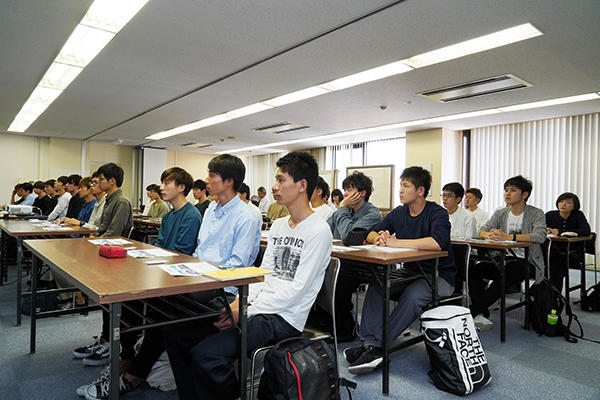38人の学生が広島支店を訪問し、会社説明と施工現場の見学を行いました。
